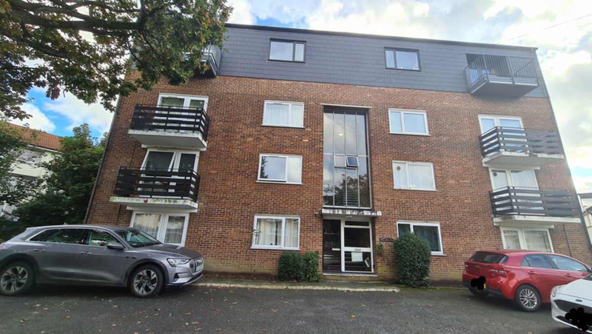 Flat Bourne Way in Greater London
