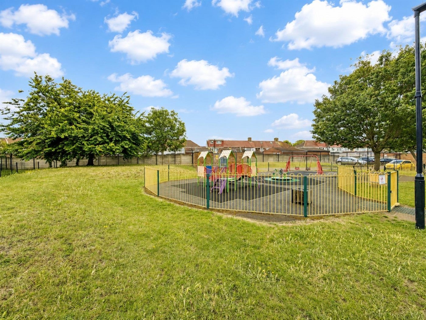 Flat Convent Way in Greater London