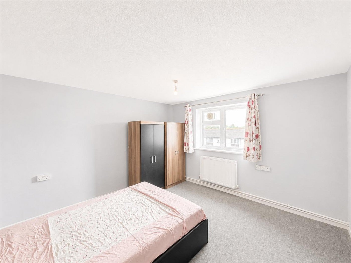 Flat Convent Way in Greater London