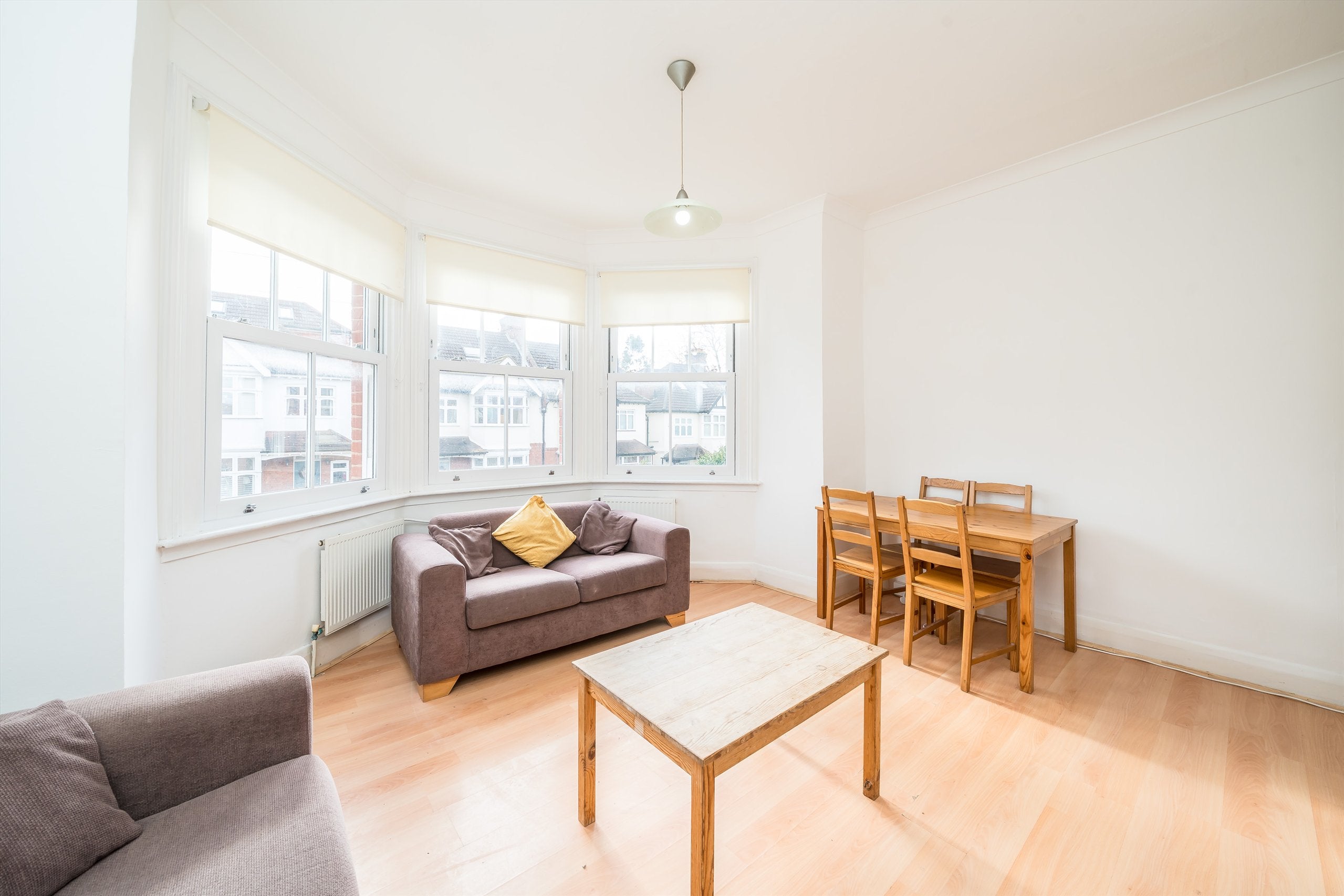 Flat Kirkstall Road in Greater London