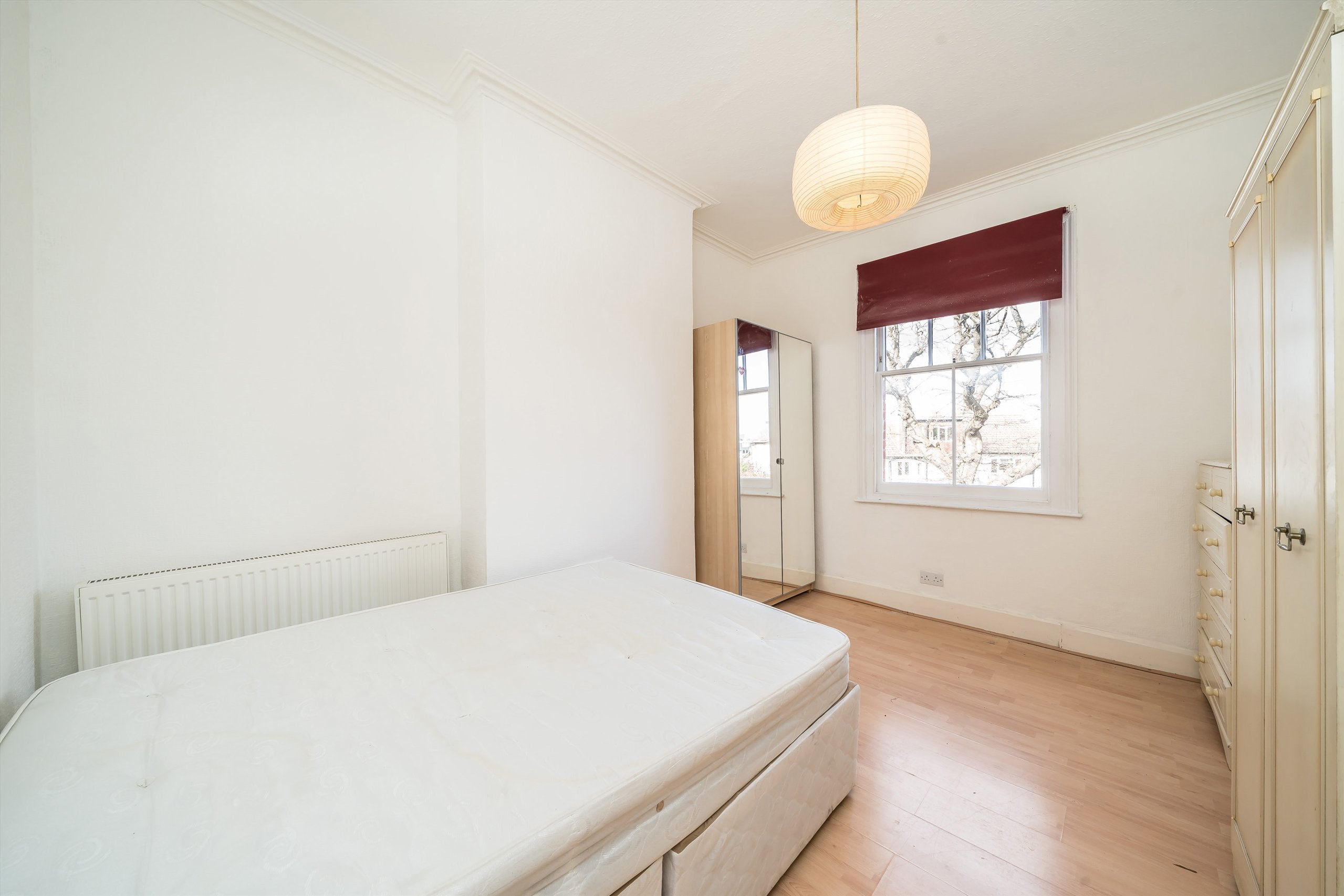 Flat Kirkstall Road in Greater London