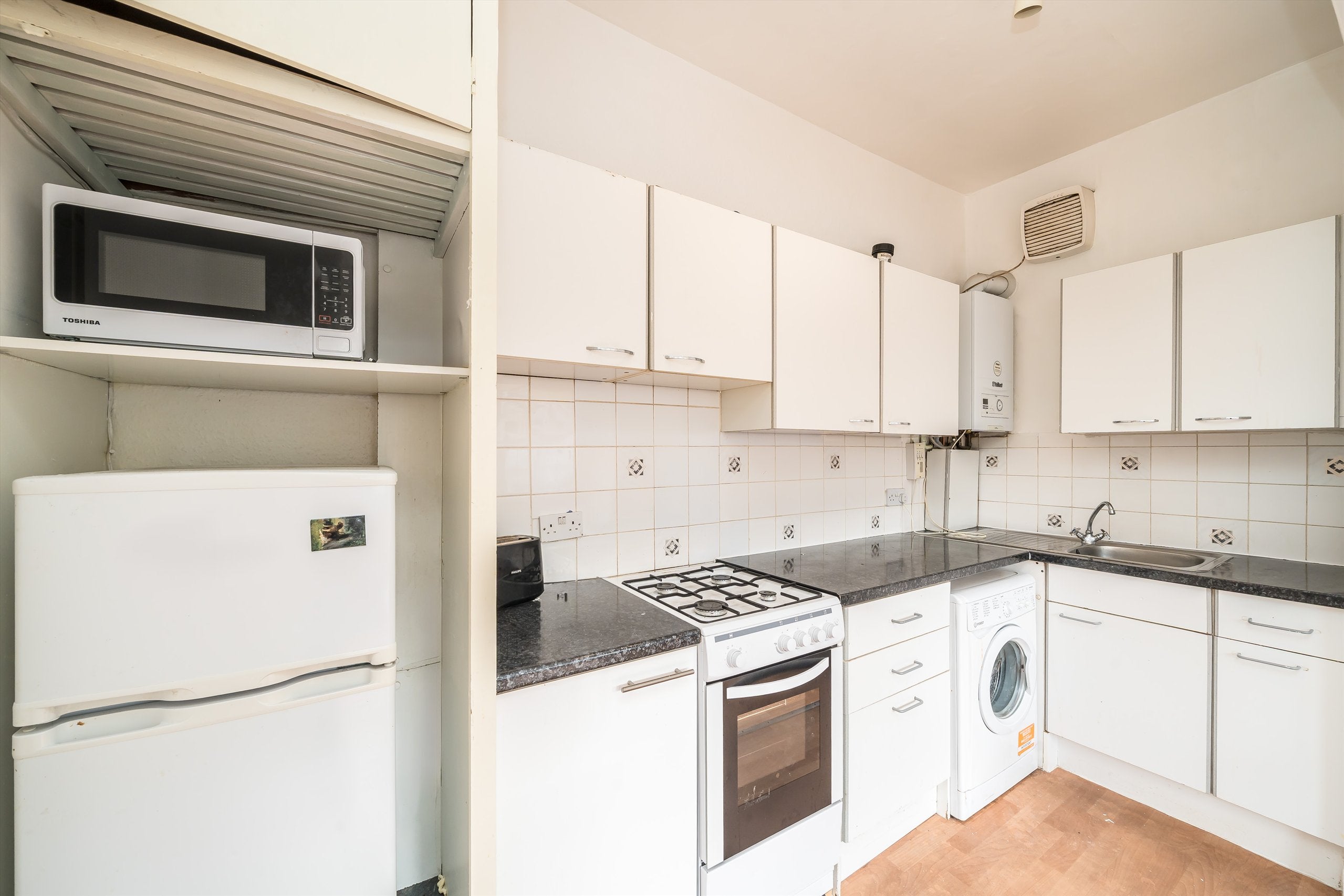 Flat Kirkstall Road in Greater London