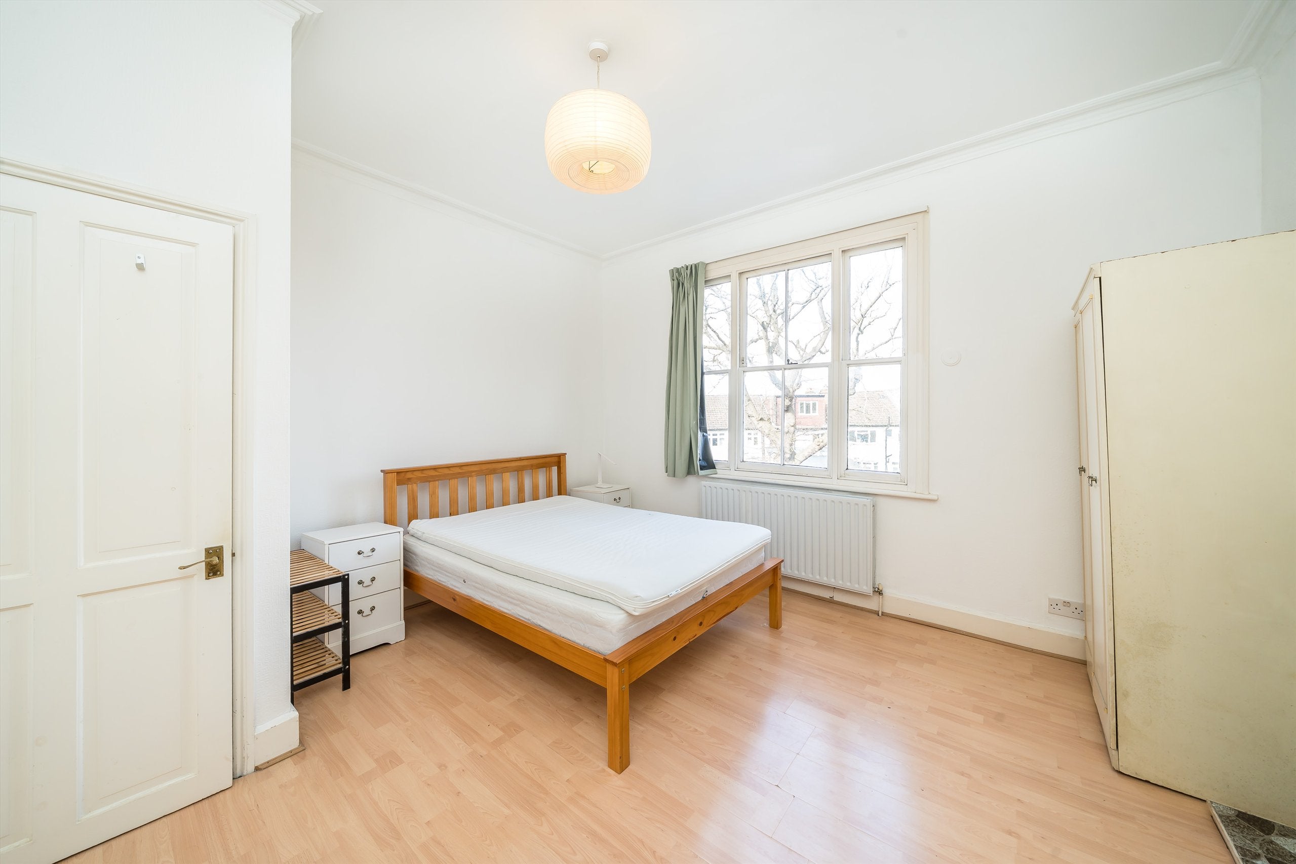 Flat Kirkstall Road in Greater London