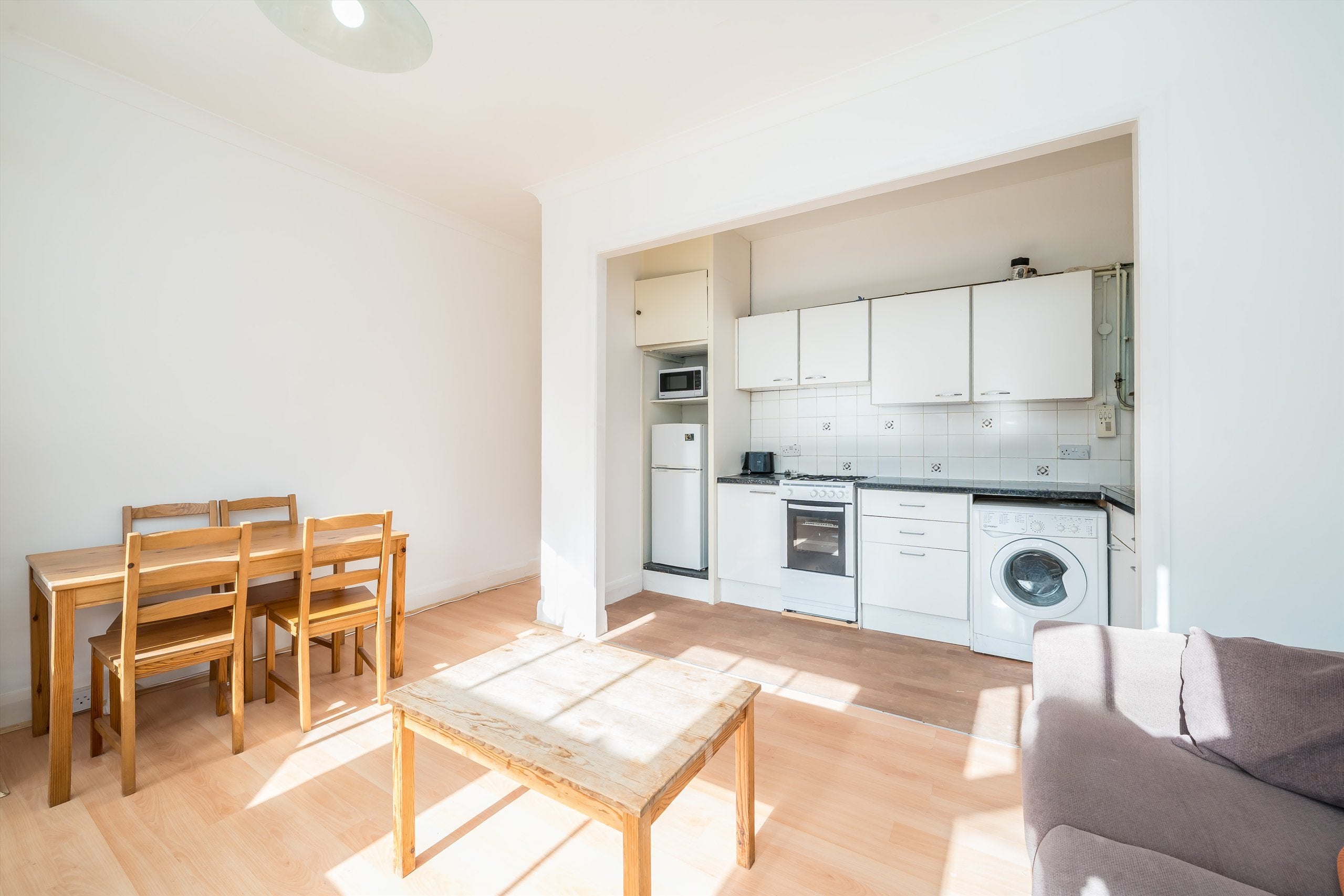 Flat Kirkstall Road in Greater London