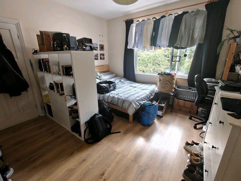 Room Oakdale Road in Greater London