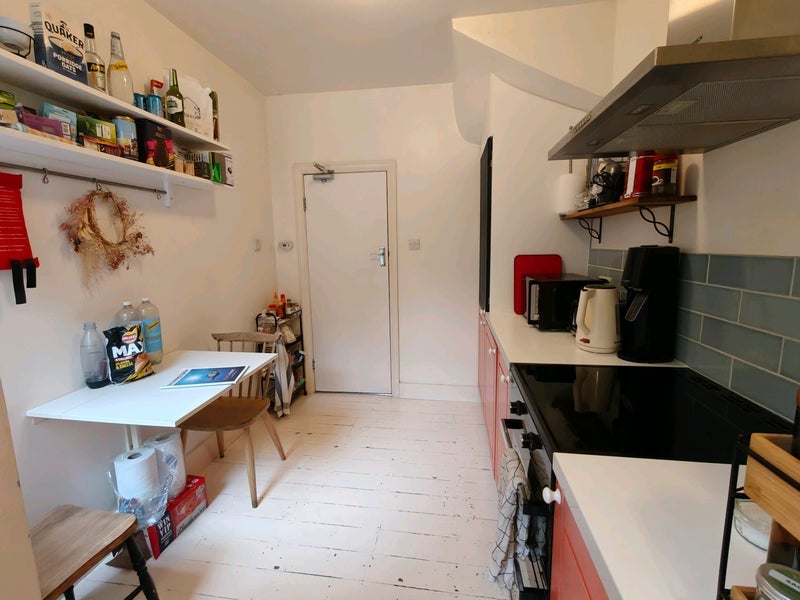 Room Oakdale Road in Greater London