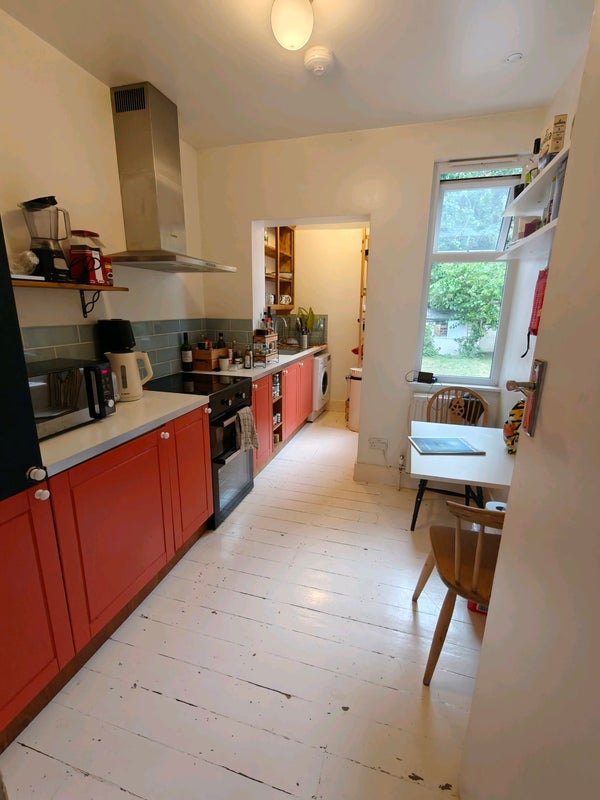 Room Oakdale Road in Greater London