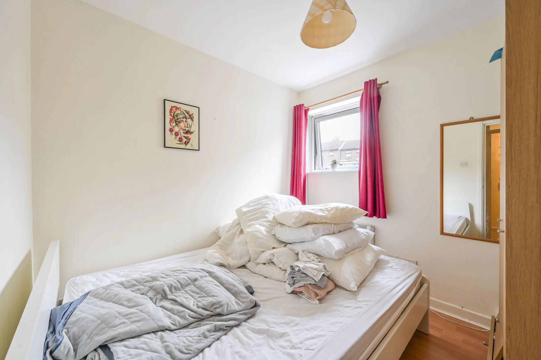 Flat Newlands Quay in Greater London