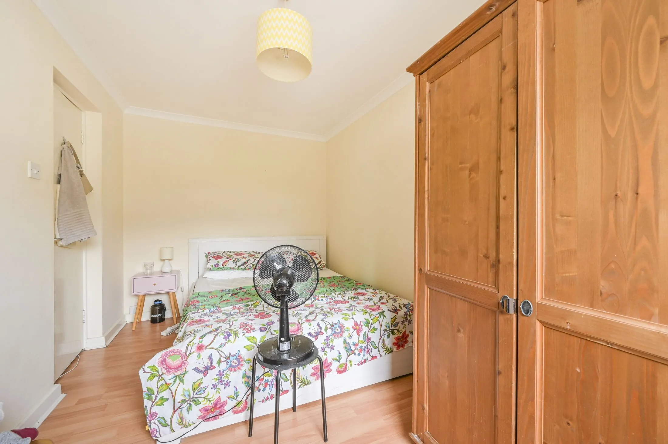 Flat Newlands Quay in Greater London