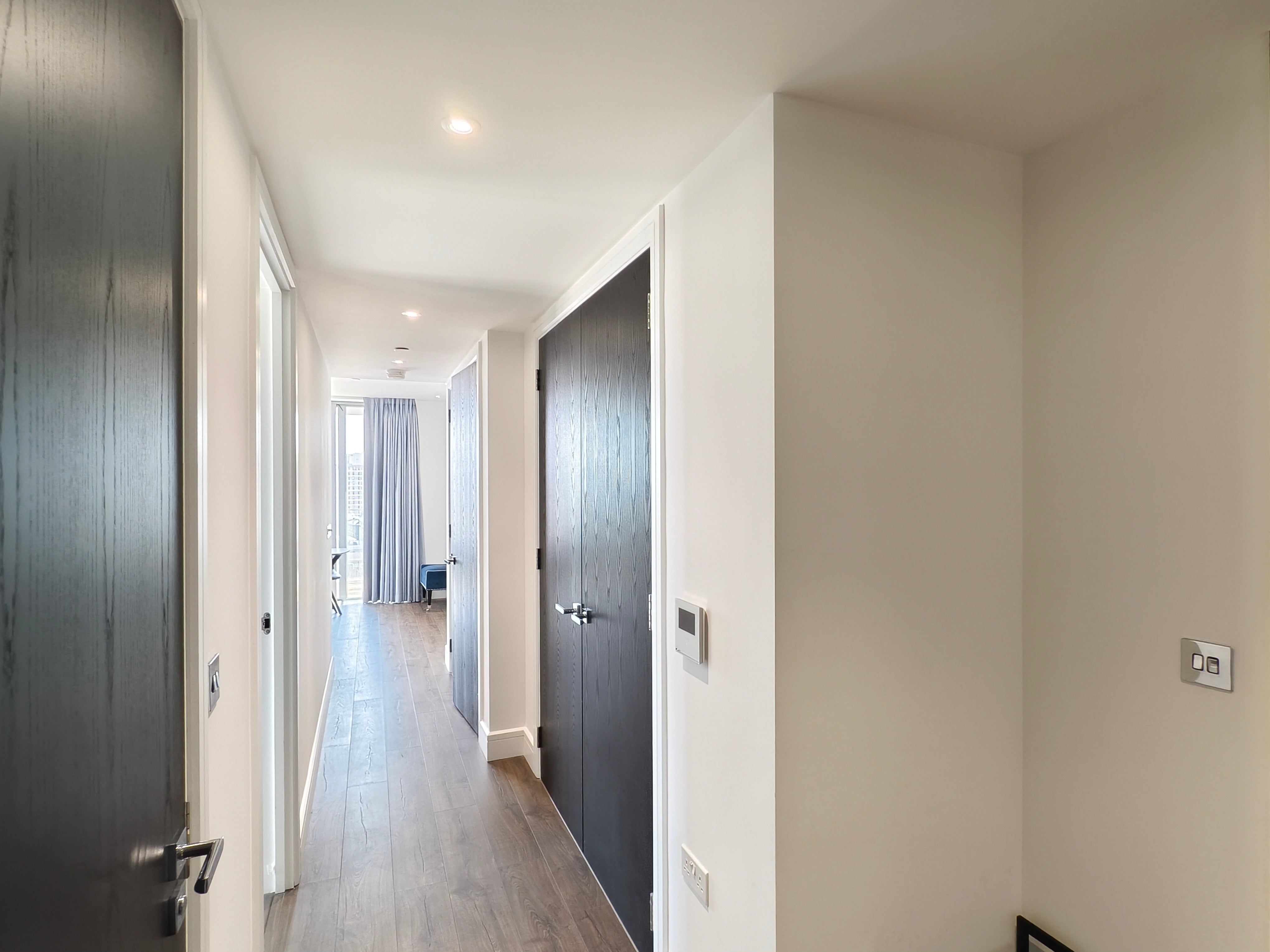 Flat Piazza Walk in Greater London