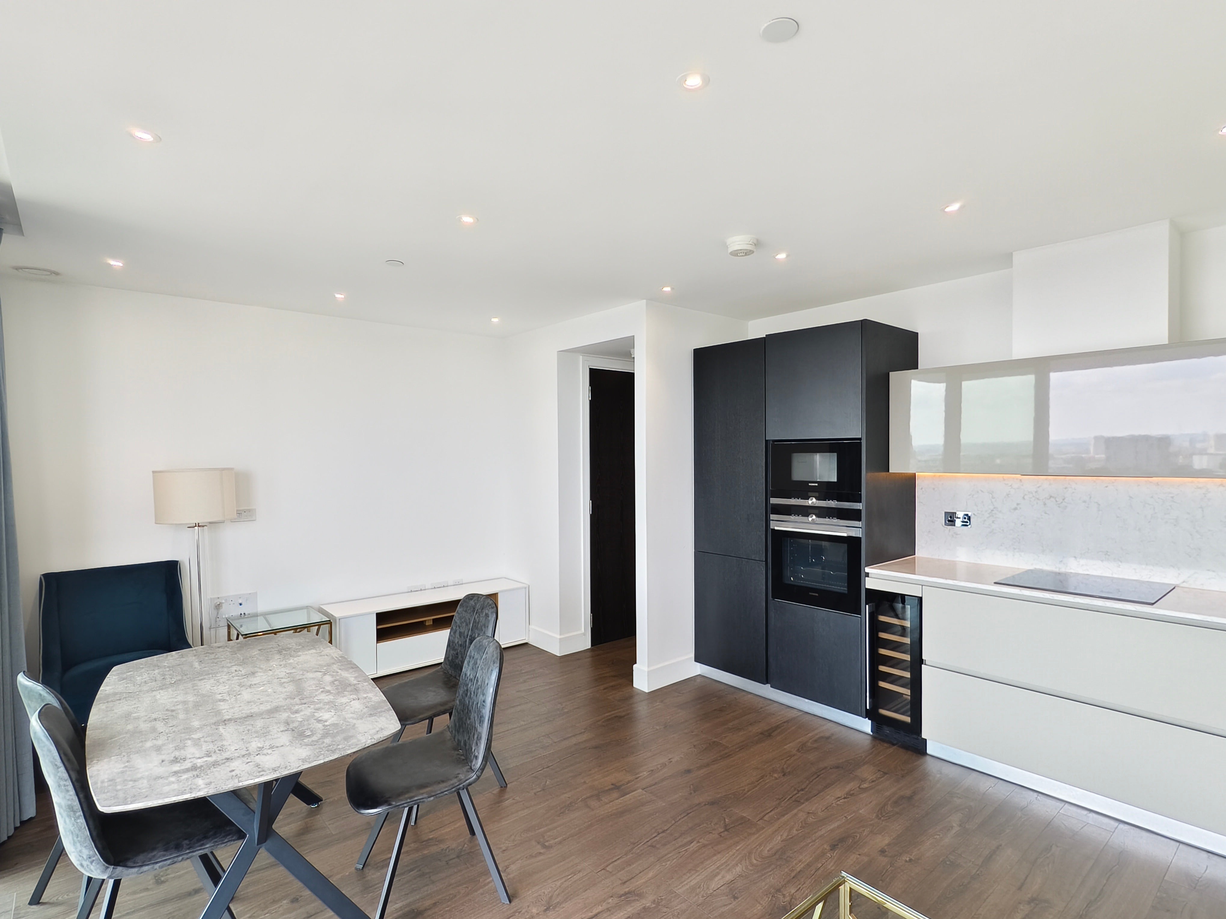 Flat Piazza Walk in Greater London