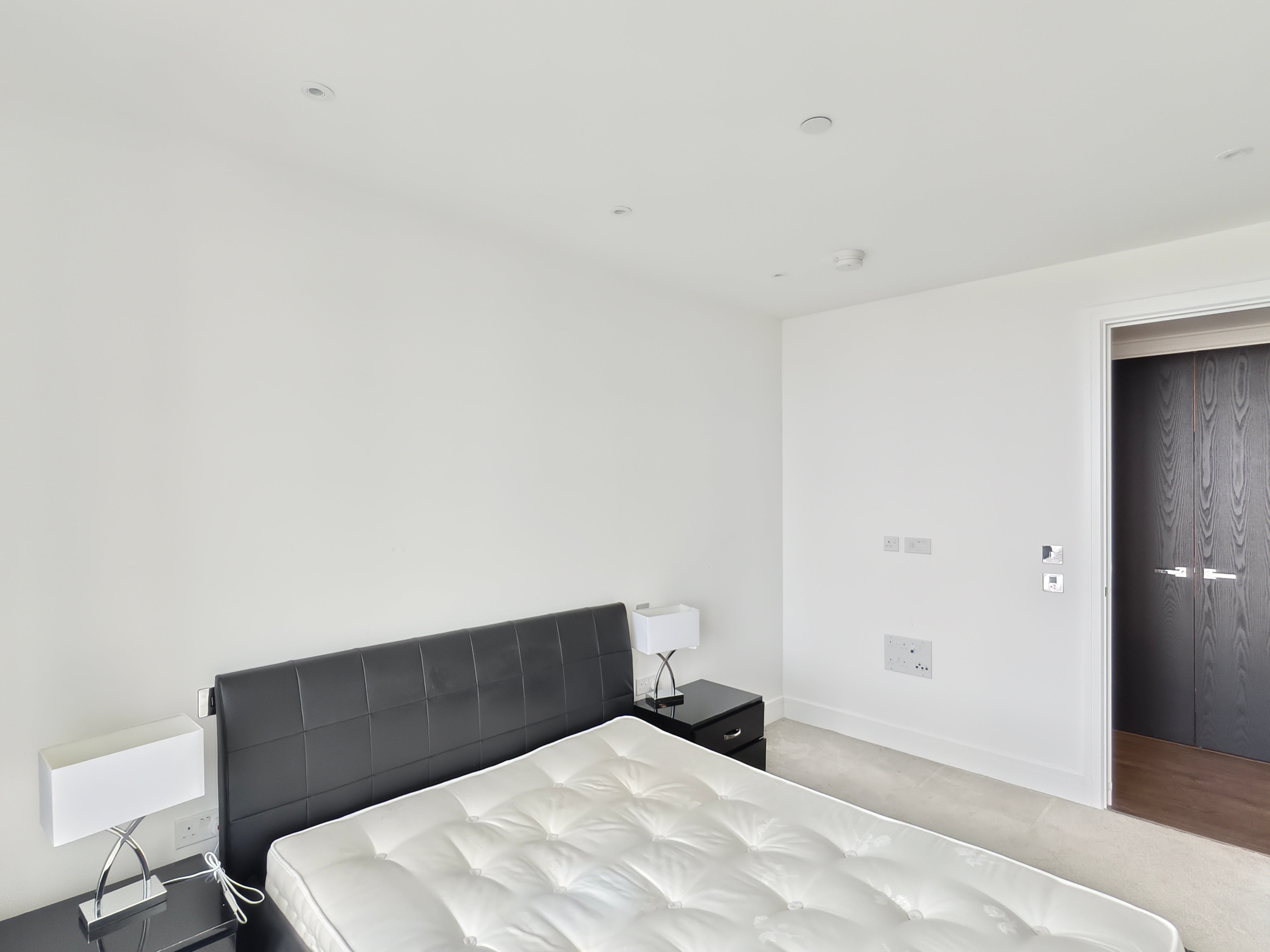 Flat Piazza Walk in Greater London