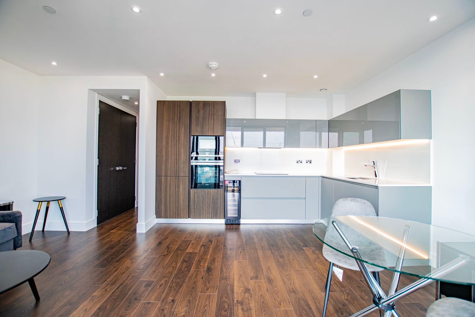Flat Piazza Walk in Greater London