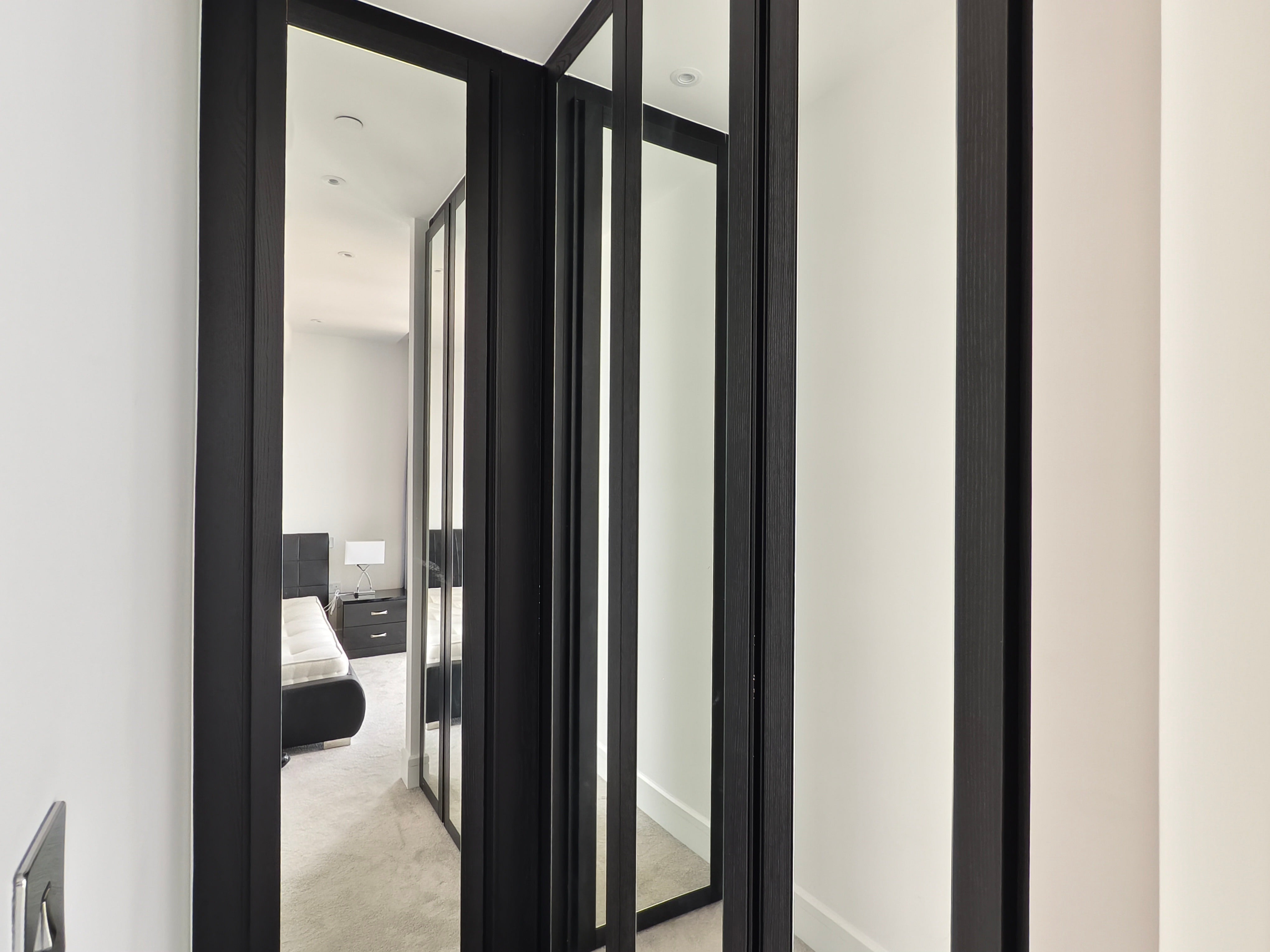 Flat Piazza Walk in Greater London