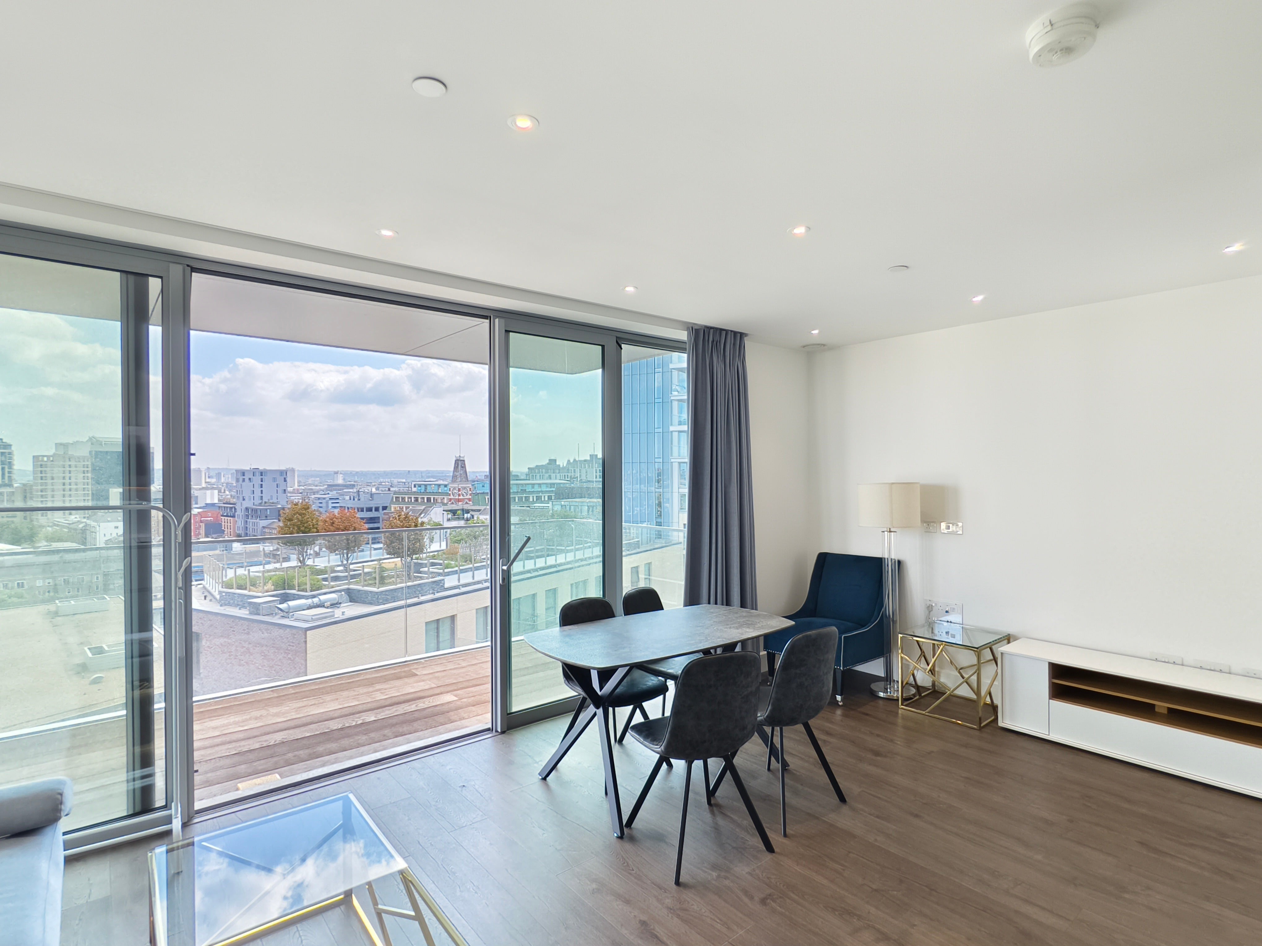 Flat Piazza Walk in Greater London