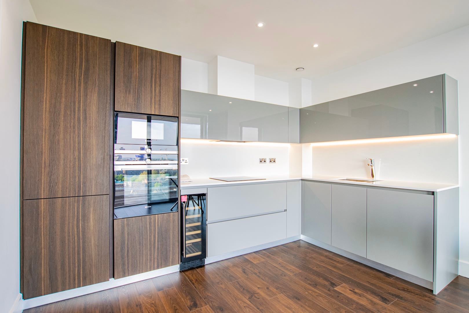Flat Piazza Walk in Greater London