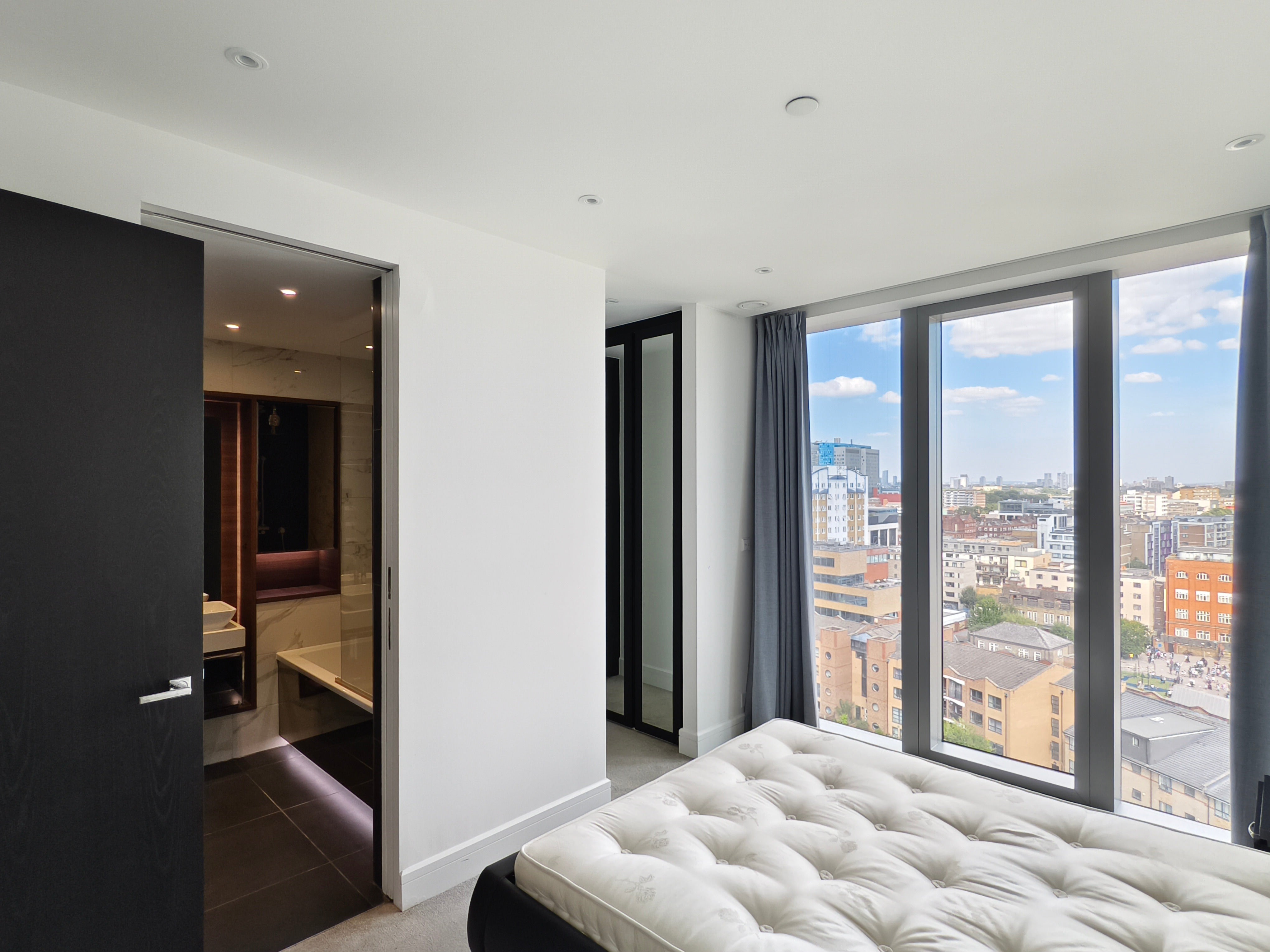 Flat Piazza Walk in Greater London
