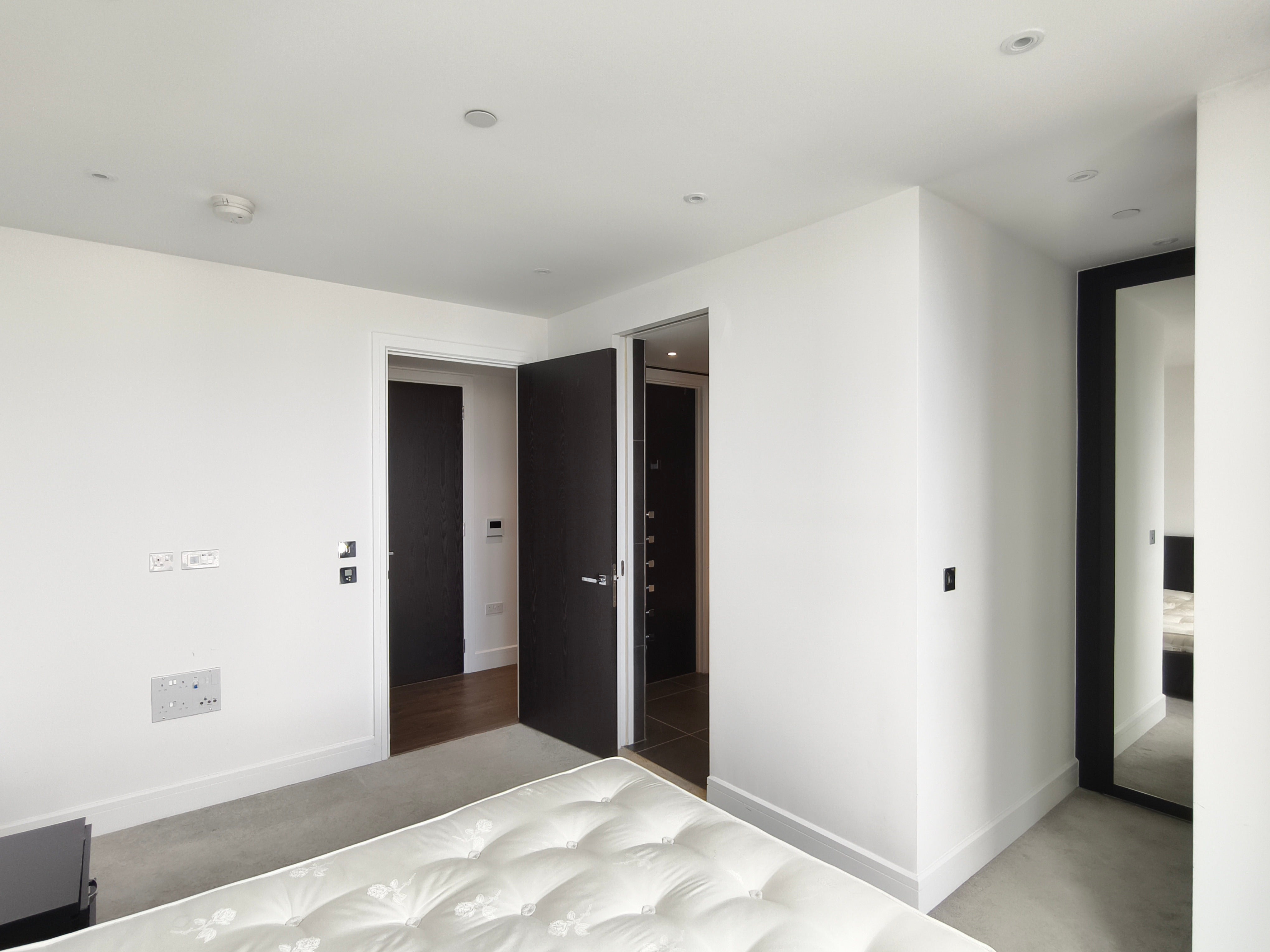 Flat Piazza Walk in Greater London