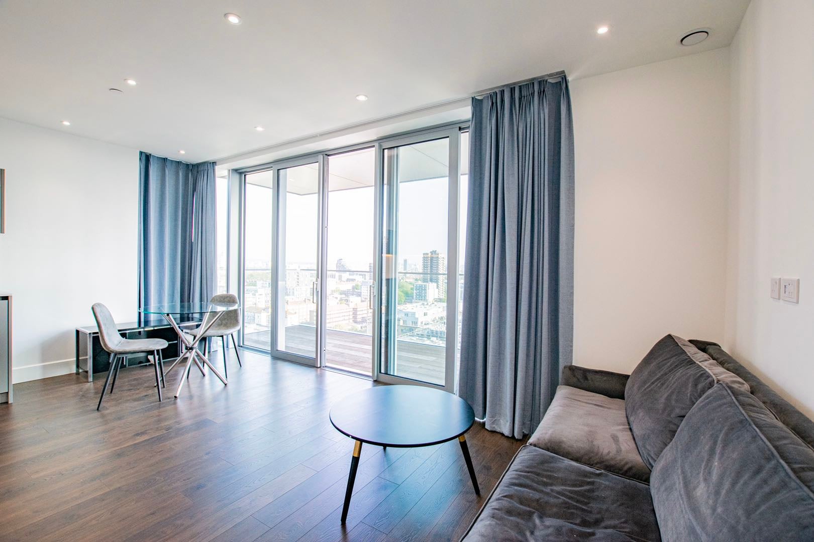 Flat Piazza Walk in Greater London