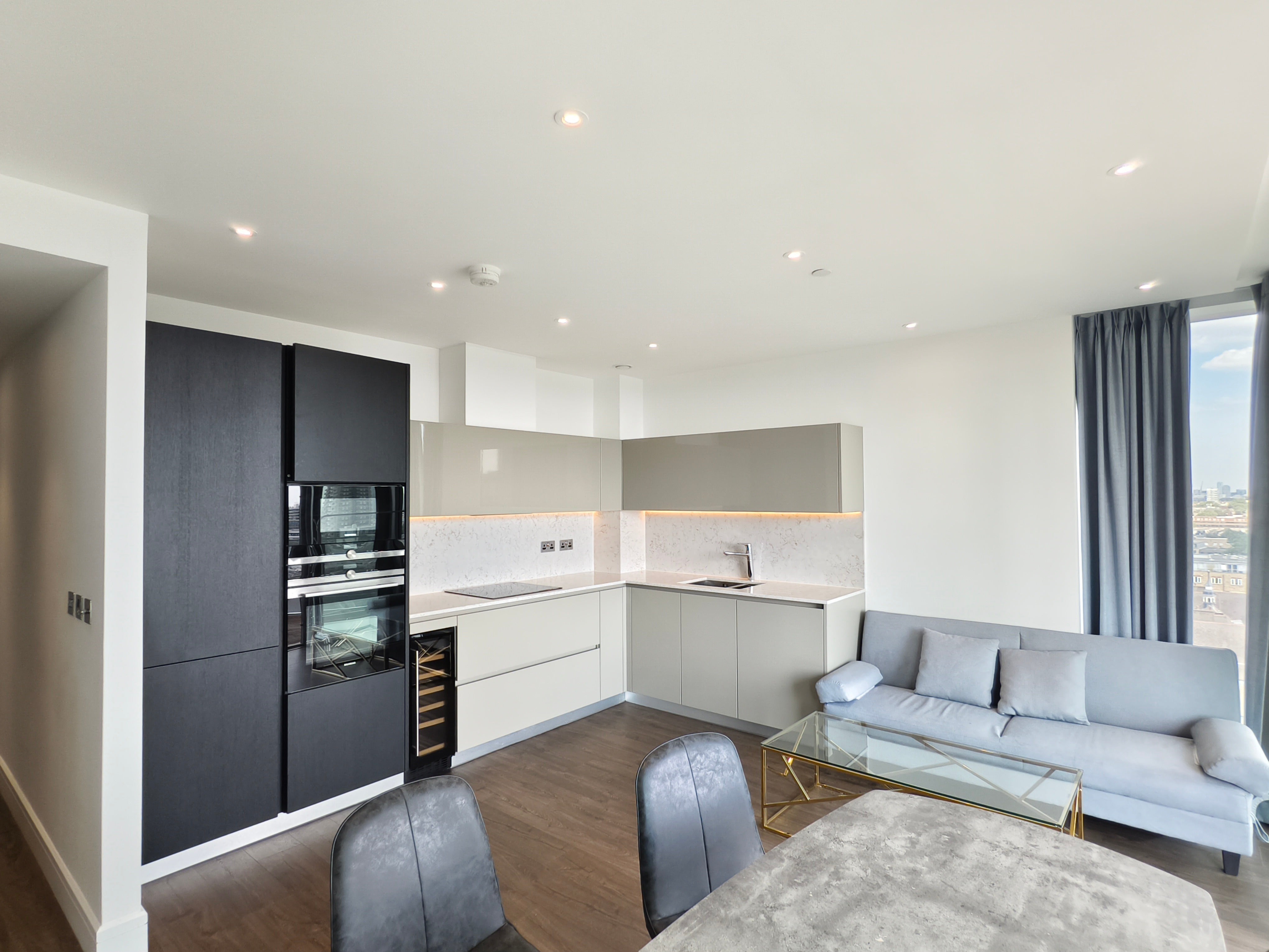 Flat Piazza Walk in Greater London