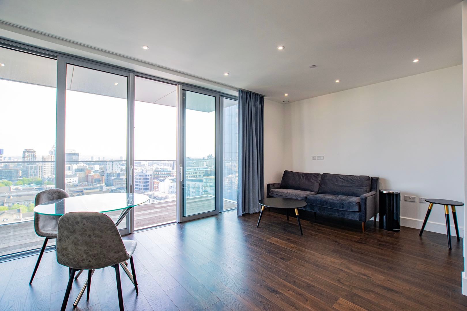 Flat Piazza Walk in Greater London