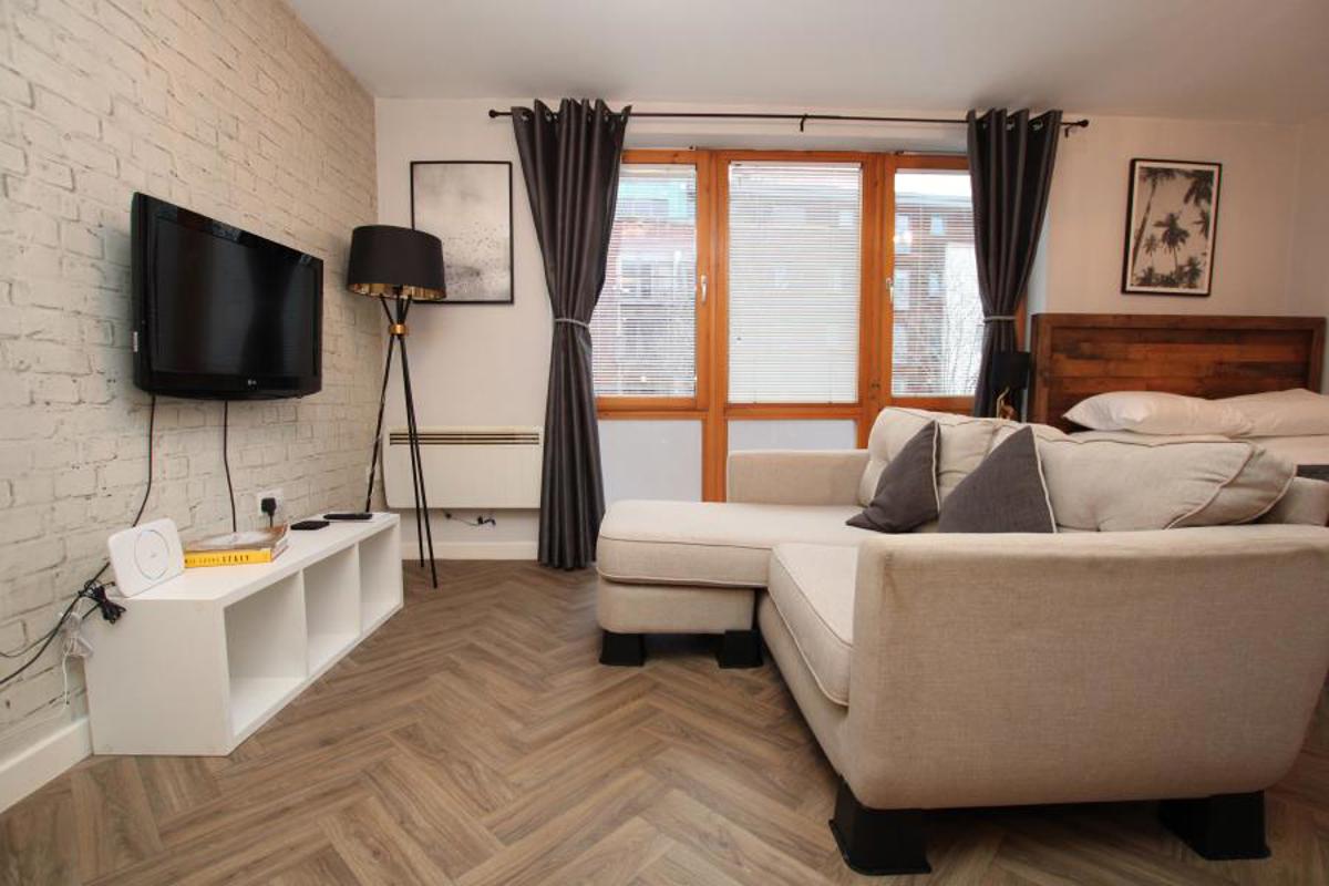 Flat Sweetman Place in Bristol