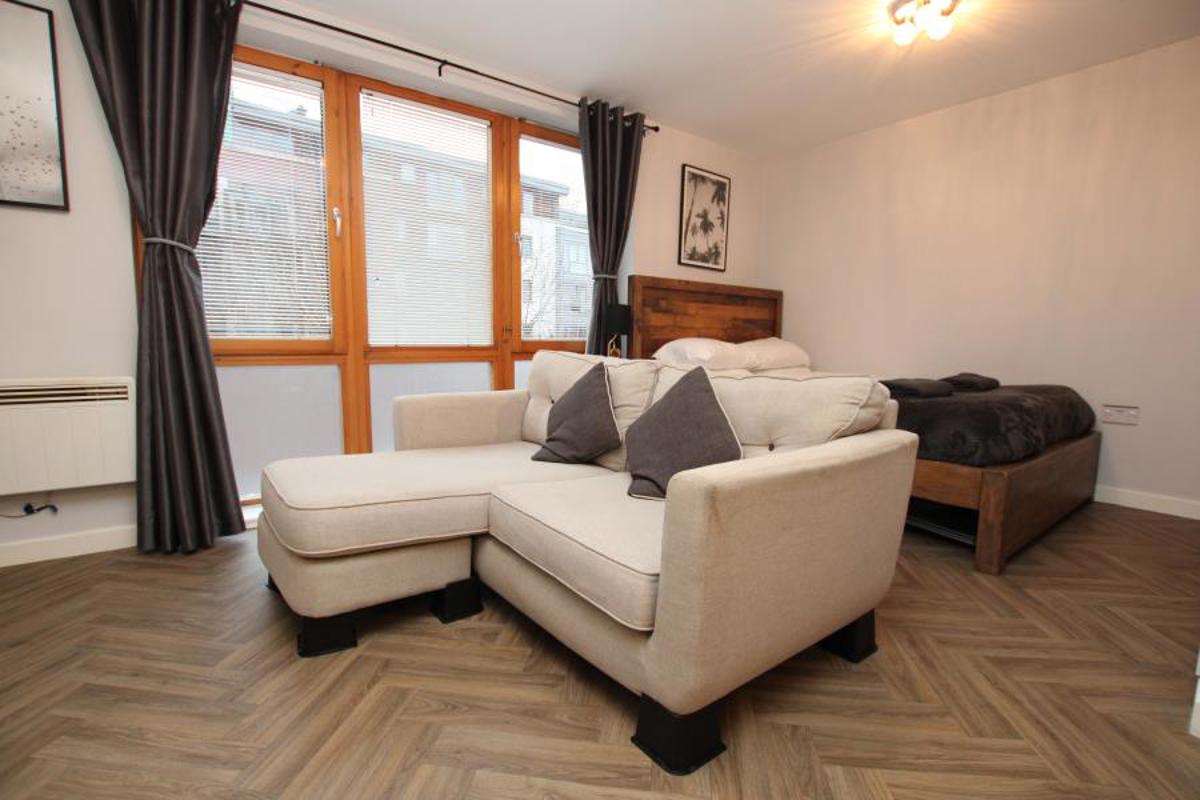 Flat Sweetman Place in Bristol