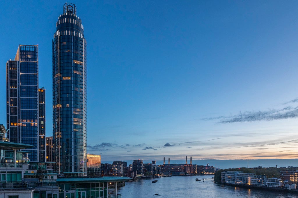 Flat St george wharf in London