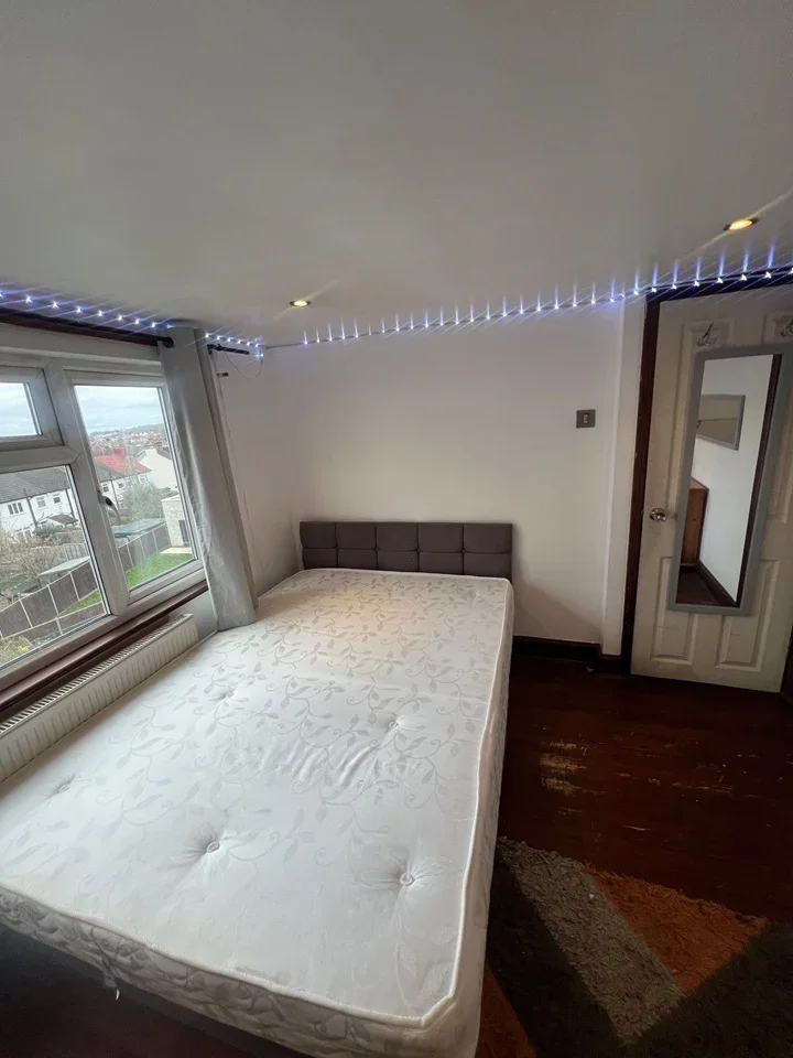 Room Hythe Road in Greater London