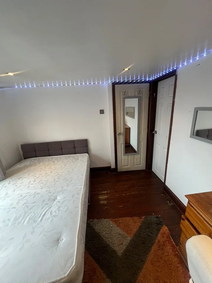 Room Hythe Road in Greater London