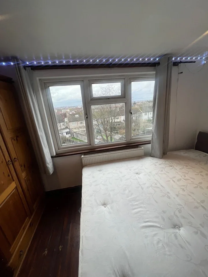 Room Hythe Road in Greater London