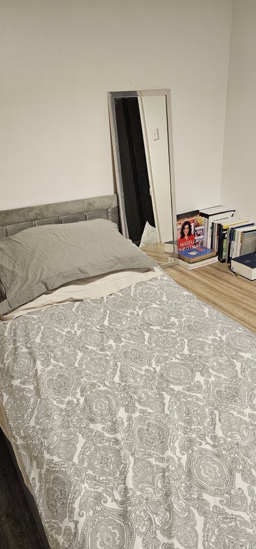 Room Dobson Road in Crawley