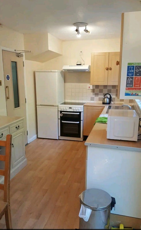 Room Dobson Road in Crawley