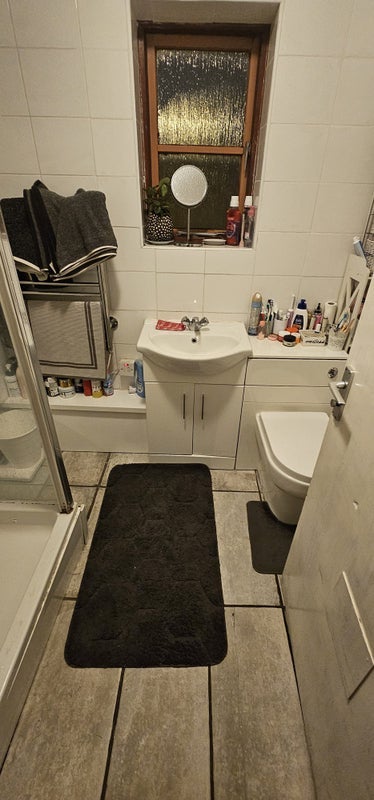 Room Dobson Road in Crawley