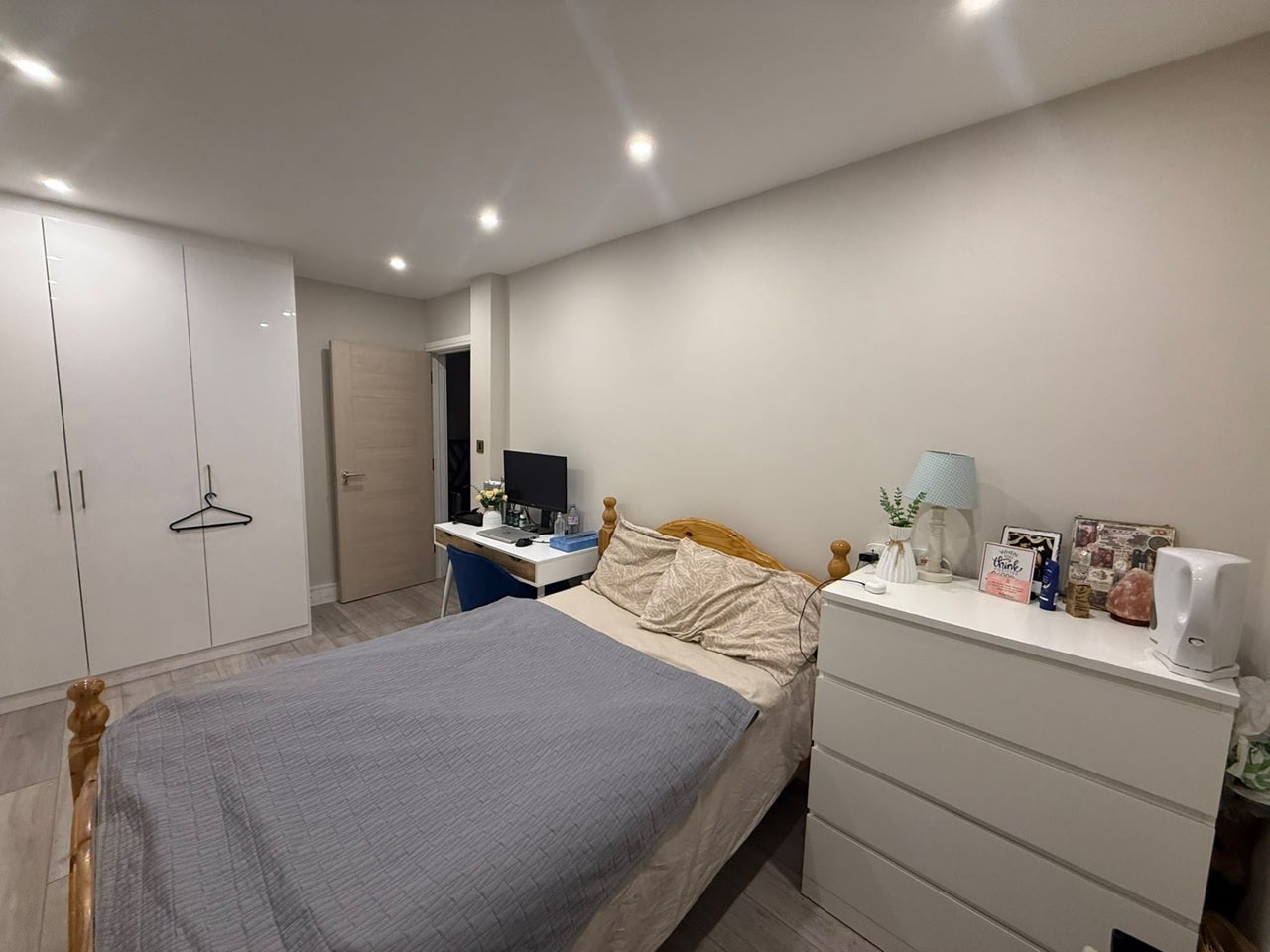 Room Eastbourne Road in Greater London