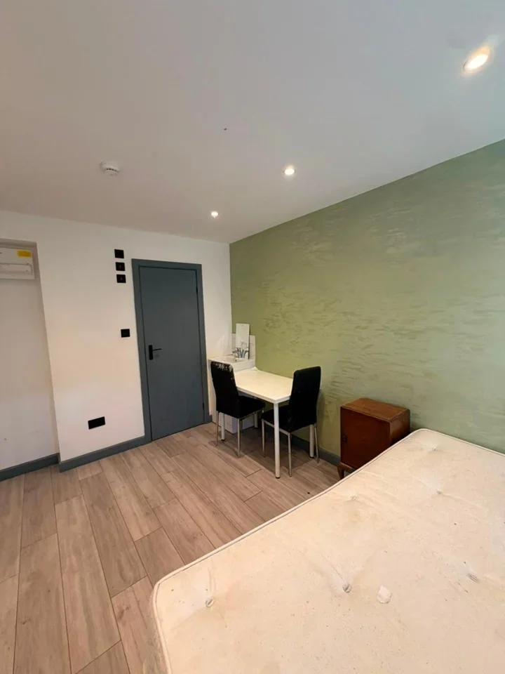 Room Wheatley Crescent in Greater London