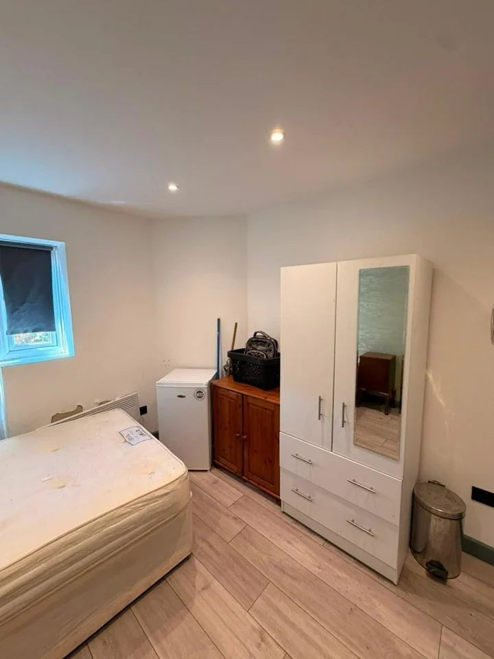 Room Wheatley Crescent in Greater London