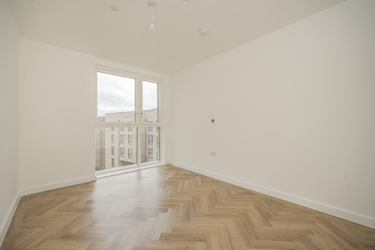 Flat Denmark Road in Greater London