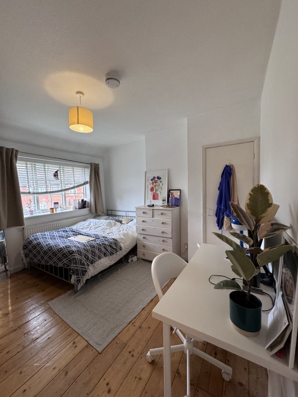 Room Tamarisk Square in Greater London