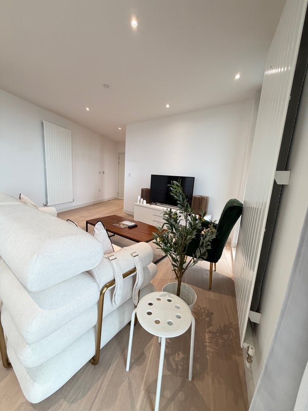 Flat Royal Crest Avenue in Greater London