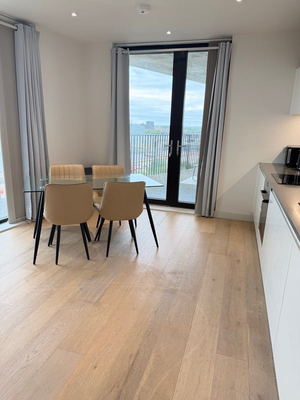 Flat Royal Crest Avenue in Greater London