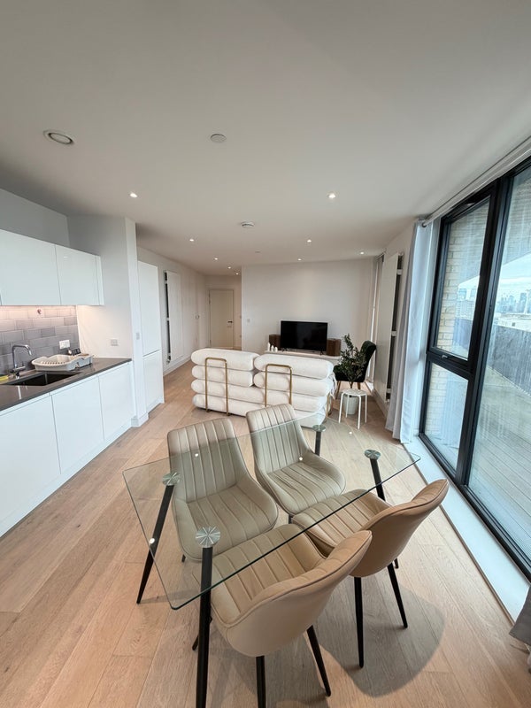 Flat Royal Crest Avenue in Greater London