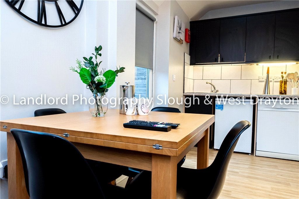 Room Cobbett Road in Guildford