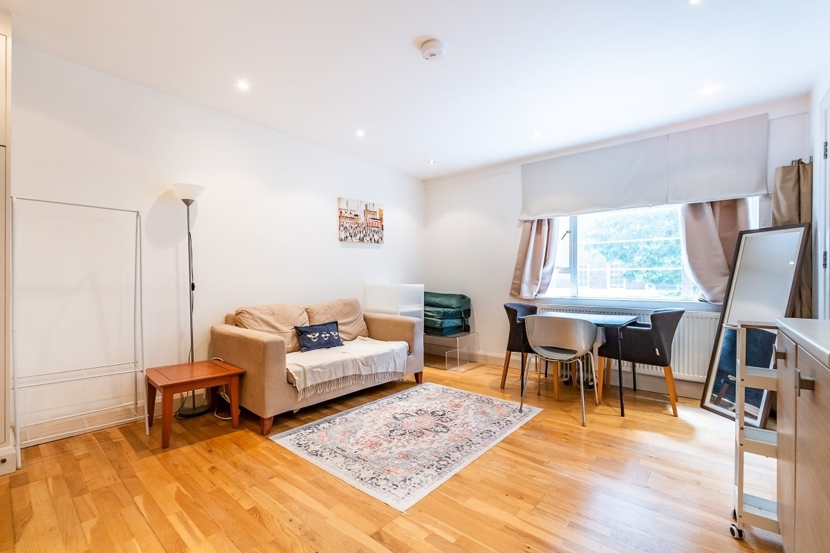 Flat Sloane Avenue in Greater London