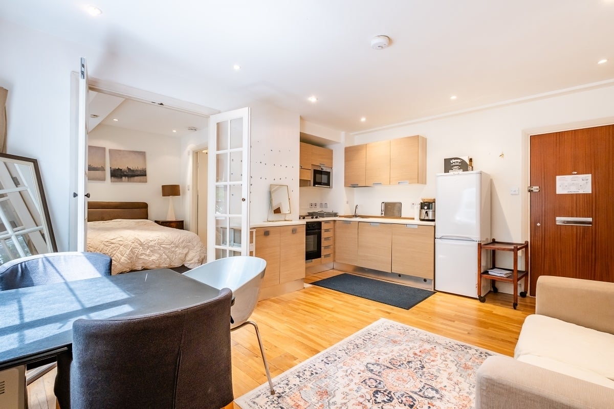 Flat Sloane Avenue in Greater London