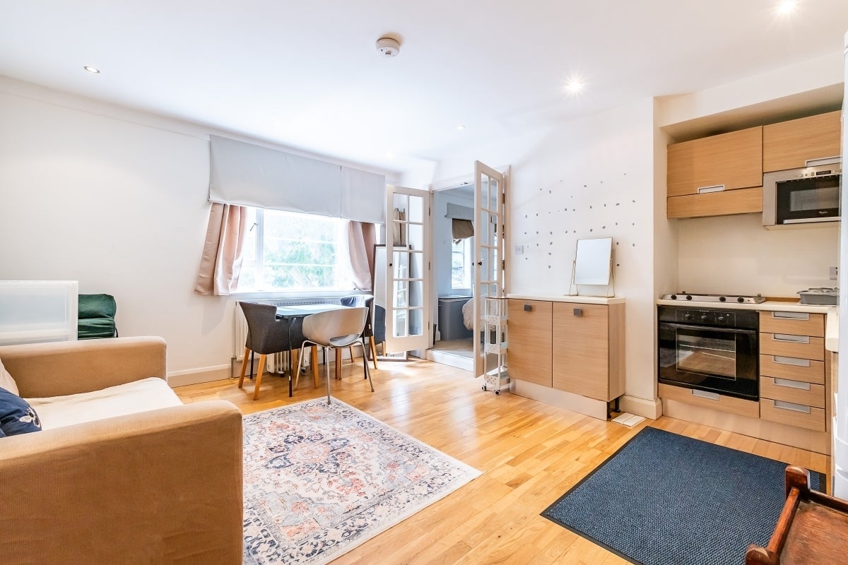 Flat Sloane Avenue in Greater London