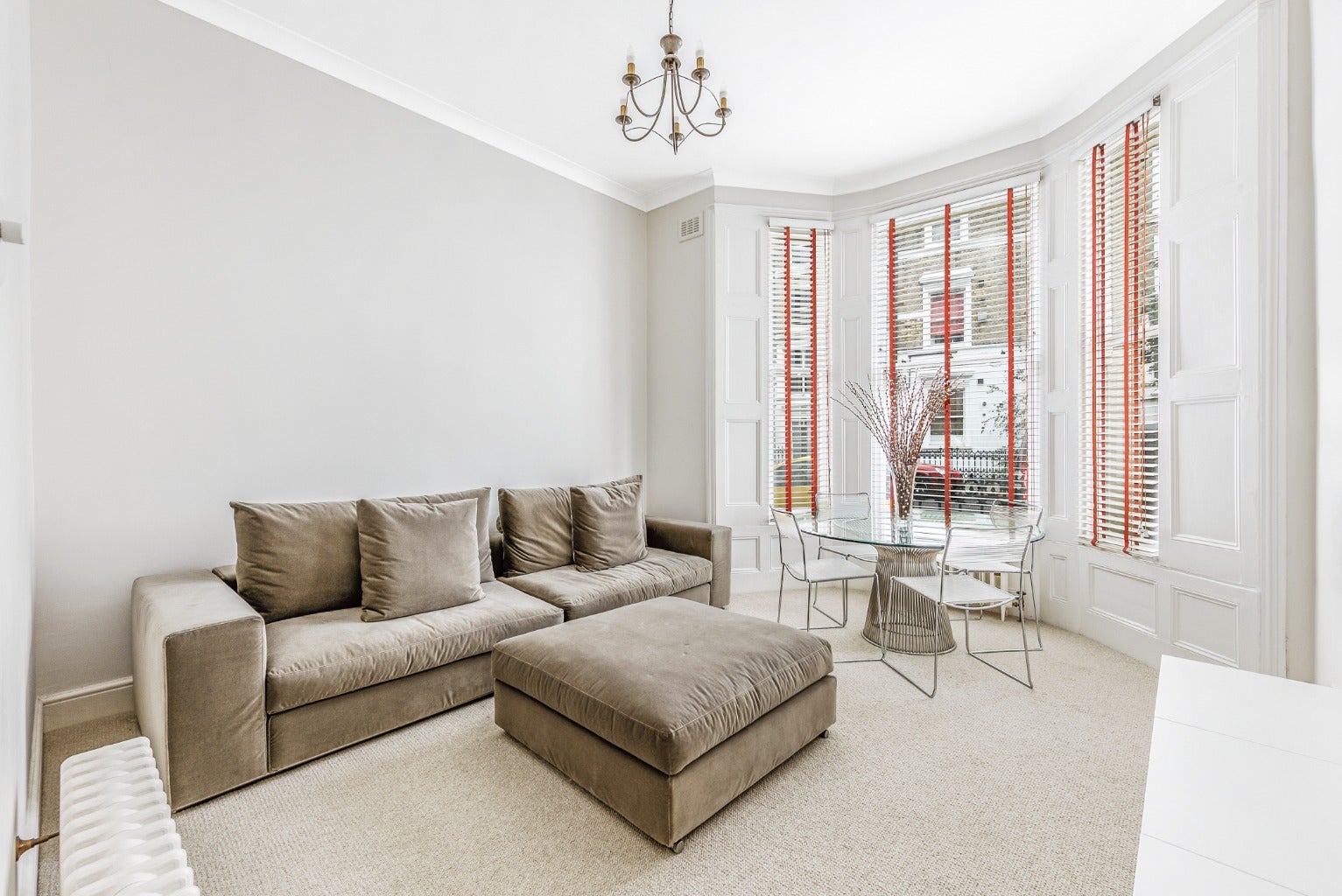 Flat Baron's Court Road in Greater London