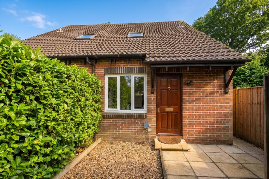 House Overthorpe Close in Woking