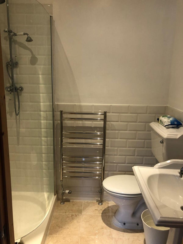 Room Mead Way in Greater London
