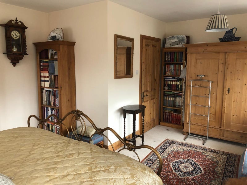 Room Mead Way in Greater London